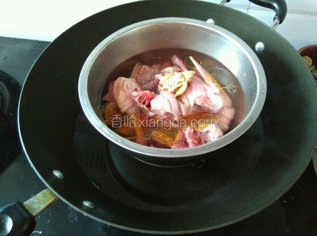 把盆放入锅中。