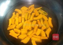 蛋黄焗南瓜的做法图解4