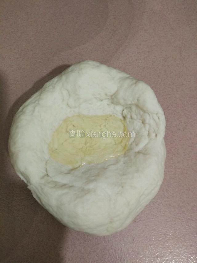再用手把面粉移到面板上揉成团，再加入玉米油