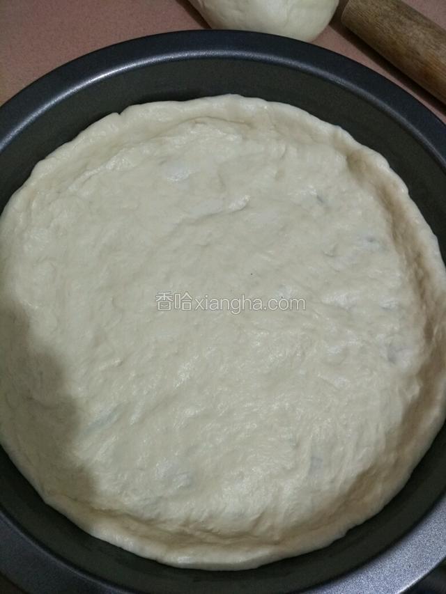 把面皮放入披萨盘，在用手把面皮往披萨盘边上抠出边沿