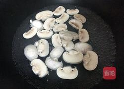 口蘑炒肉的做法图解2