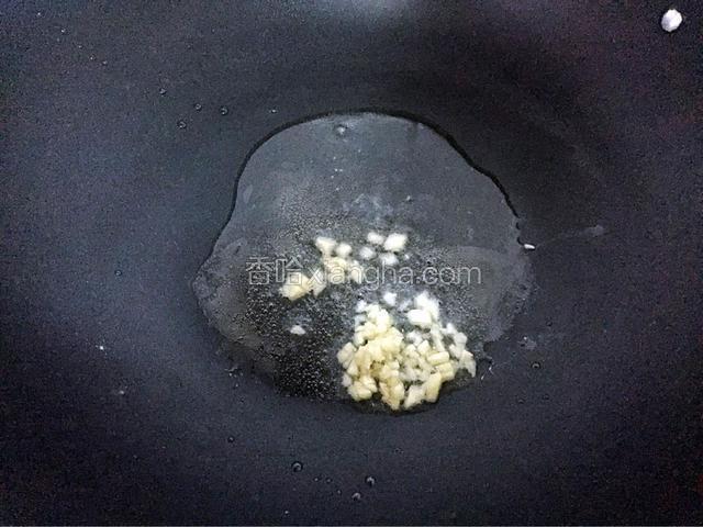 锅中倒入适量油烧热后放入蒜末爆香