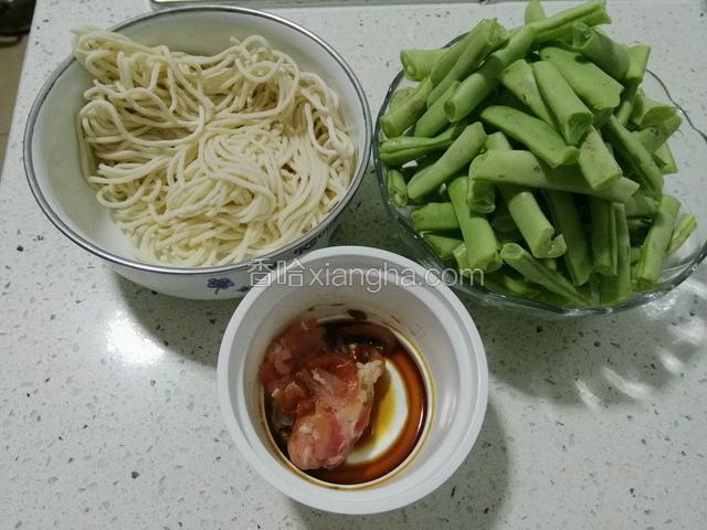 首先准备好扁豆焖面全部主料；