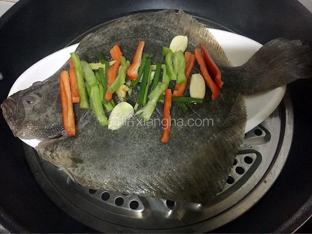 锅中倒入适量清水烧开后放入鱼，大火蒸15分钟