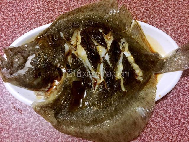 蒸好取出姜蒜青红尖椒、葱段，然后沐上味极鲜酱油