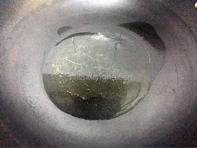 锅中倒入适量油烧热后浇倒在鱼身上