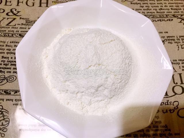 低筋面粉过筛备用