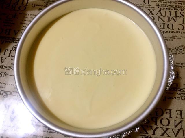 把拌匀的蛋糕糊倒入八寸模具中，模具外包上锡纸，提起模具大力震几下，震出大气泡