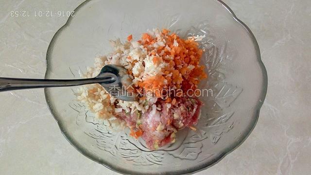 切碎的莲藕，胡萝卜倒肉馅里，