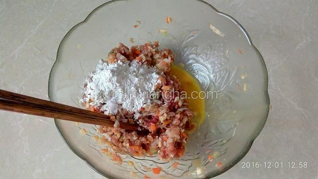 +全蛋半个，地瓜淀粉15克打拌均匀。顺一个方向打匀肉馅。