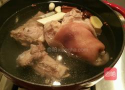 扒肘子的做法图解4