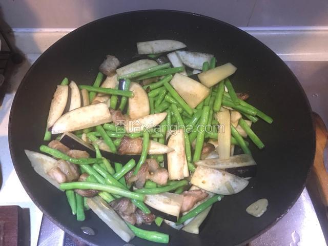 豆角炒得变色后再放茄子，茄子吸油，而且很快会熟，不用太早放