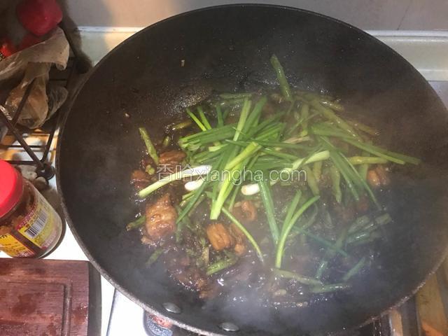 加水焖一会，豆角焖软以后放葱段，翻炒一下再