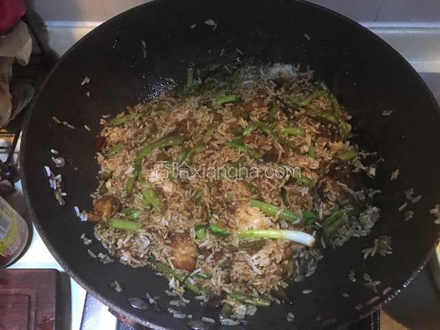 接下来放入大米饭！~东北大米会最好吃，可是家里只剩下油粘米了