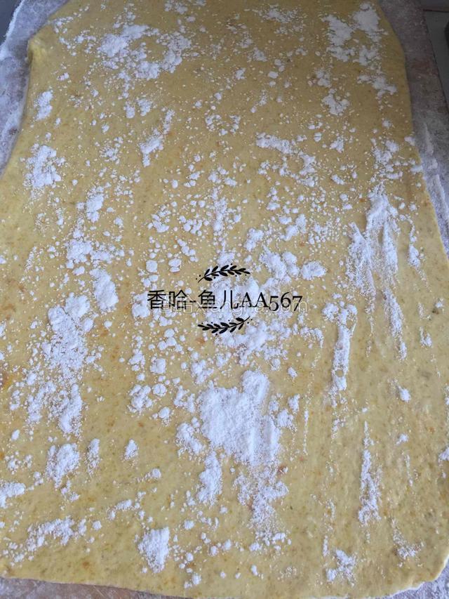 抹上油并撒少许干面粉。