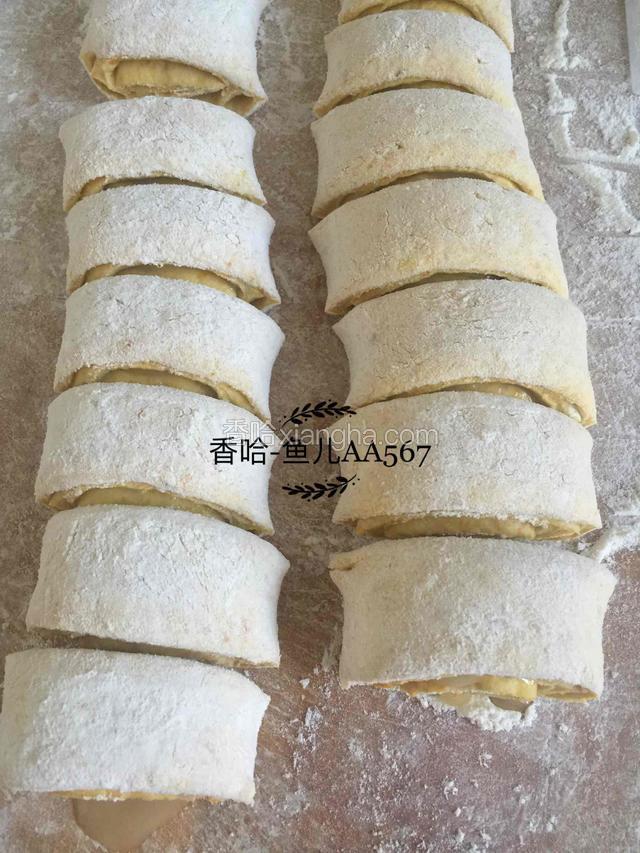 切成大小相同的段（大约三厘米宽）。