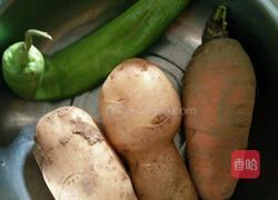 青椒土豆胡萝卜丝的做法图解1