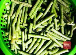 干煸肉沬豆角的做法图解1