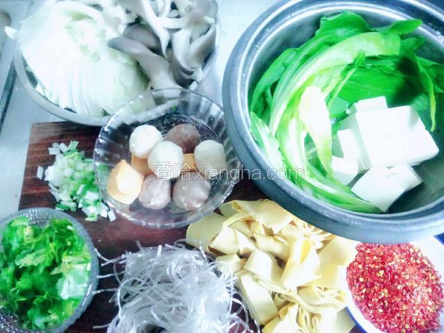 准备食材：食材可以根据自己喜欢的蔬菜准备