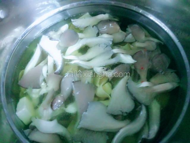 锅中烧水，按照食材的特性按顺序下锅煮熟