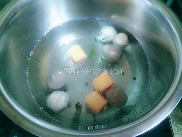 另起锅烧水煮丸子和麻椒，没有麻椒可以不用放，喜欢吃肉的友友也可以煮一些肉片，味道也相当不错