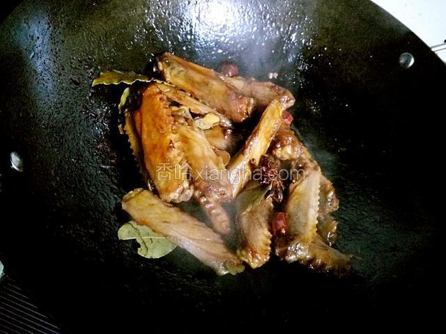 中火翻炒均匀后，在倒入腌制鸡翅留下的酱水翻炒入味