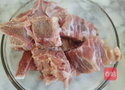 红萝卜玉米排骨汤的做法图解1