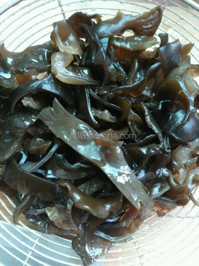 木耳泡发后洗干净，切细