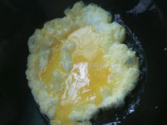 锅里热油，倒入鸡蛋煎至成型，盛出备用
