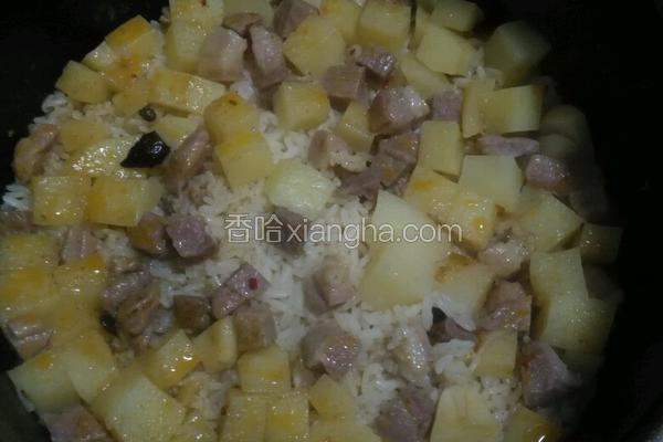 腌肉土豆焖饭