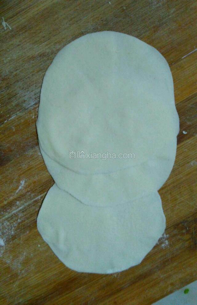 用擀面杖把剂子擀成饺子皮