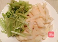土豆炒小芹的做法图解1