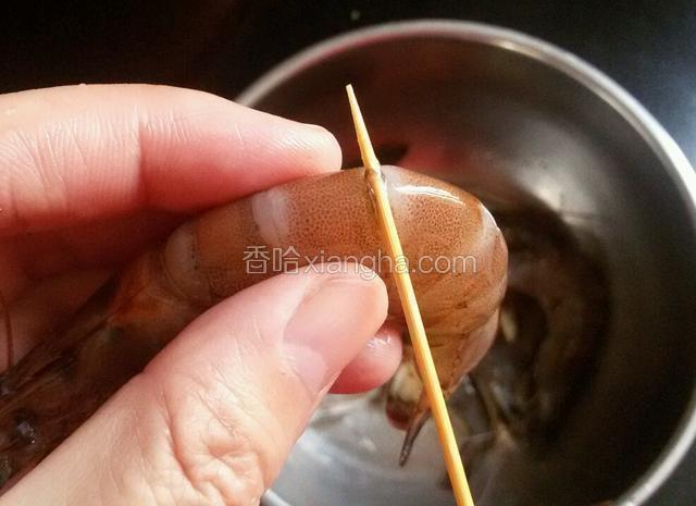 把虾线，虾枪，虾须清除并且清洗干净。