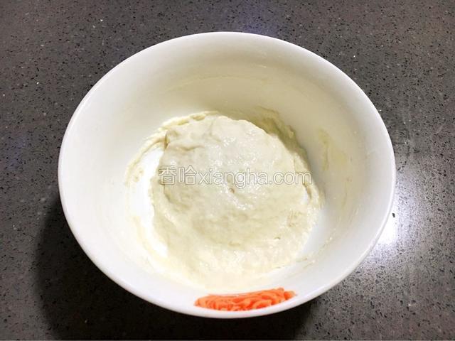 提前一晚将酵头做好，就是把所有波兰酵头的材料用筷子搅拌均匀，然后包上保鲜膜放在室温条件大约22度的温度中自然发酵10到12小时，如果放在冰箱大约24小时。