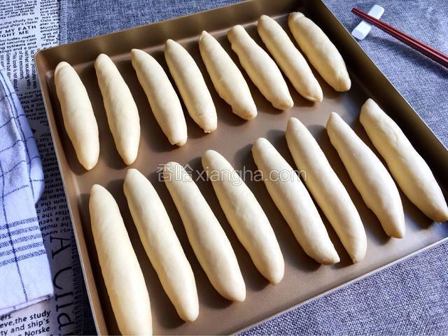 收口朝下，整齐的排列在烤盘中，（我的烤盘28x28的）