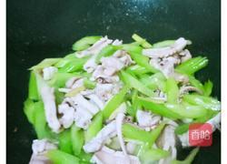 鱿鱼炒西芹的做法图解4