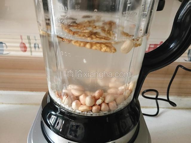 将所有材料倒入料理机加900毫升的清水。