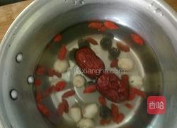 红枣莲子猪腰汤的做法图解4