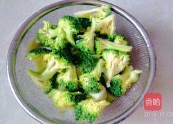 西兰花莲藕炒肉片的做法图解2