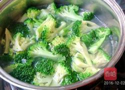 西兰花莲藕炒肉片的做法图解3