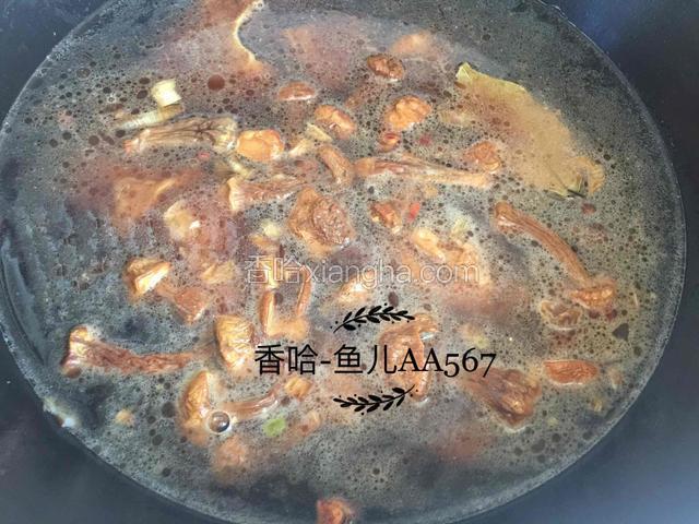 加水是食材的两倍多，大火烧开转中火炖约半小时。
