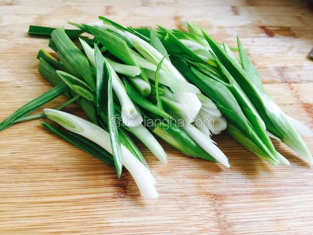 蒜苗斜着切成段备用。