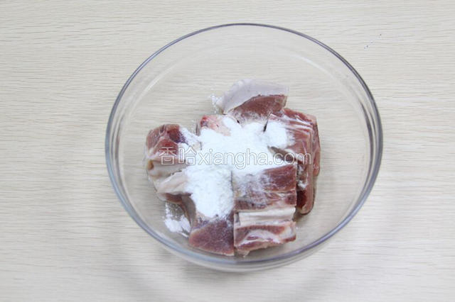 捞出沥干水分后再放入适量的玉米淀粉跟一勺料酒，腌制10分钟