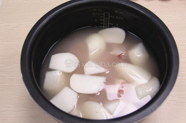 腌制好的羊肉跟萝卜放入电饭煲中，加入清水（水可根据情况酌情添加，有枸杞也可加入适量枸杞）