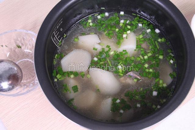 煲好的羊肉汤记得放适量的食盐哦，喜欢香葱的还可以撒入葱花碎
