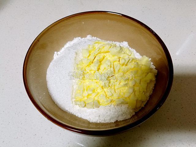 将切小块的黄油和面粉，糖，盐放在一起。