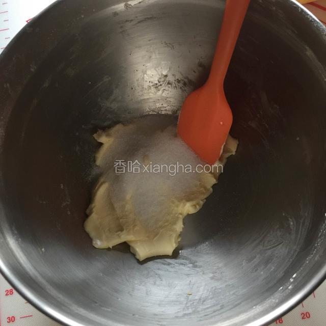 室温软化的黄油，加入糖粉混合