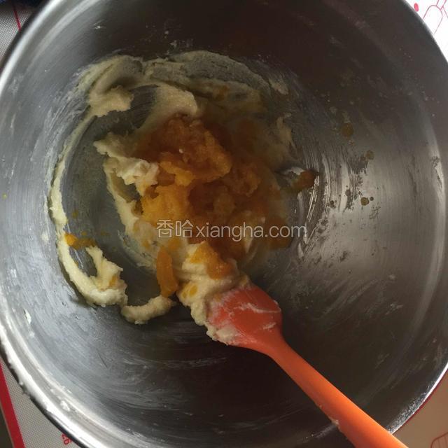 加入南瓜泥搅拌均匀