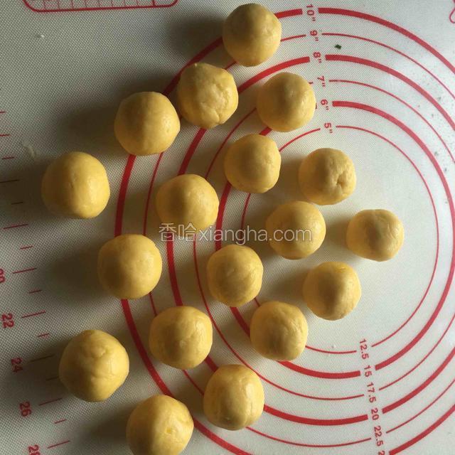 把面团按15g一个，分成18个，每个都滚圆，盖上保鲜膜