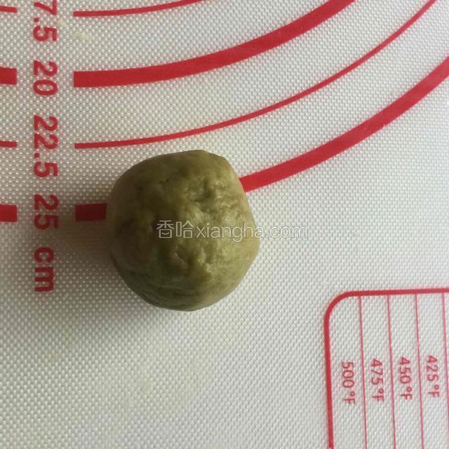 剩下的小面团加入少许抹茶粉揉匀